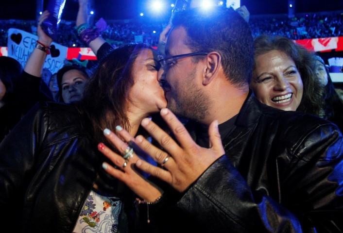 23 FEBRERO de 2016/VIÑA DEL MAR  Karen Soto y Raul Gutierrez, muestran sus anillos de compromiso y se besan luego de que el le pidiera matrimonio en pleno recital de Eros Ramazzotti,  durante la segunda noche de la 57º del Festival Internacional de la Canción de Viña del Mar, realizado en la Quinta Vergara.  FOTO:RODRIGO SÁENZ/AGENCIAUNO