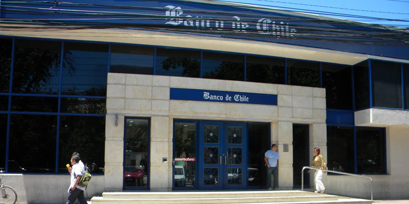 Banco de Chile deberá pagar US$30 millones a 140 mil clientes por cobro