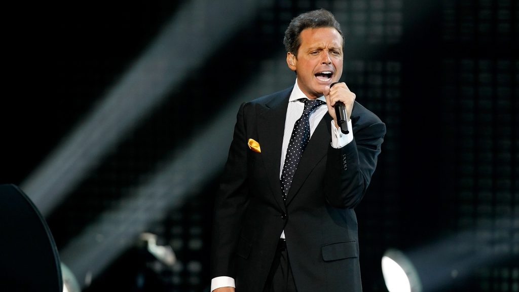 Luis Miguel golpea a un sonidista en pleno concierto — Pudahuel