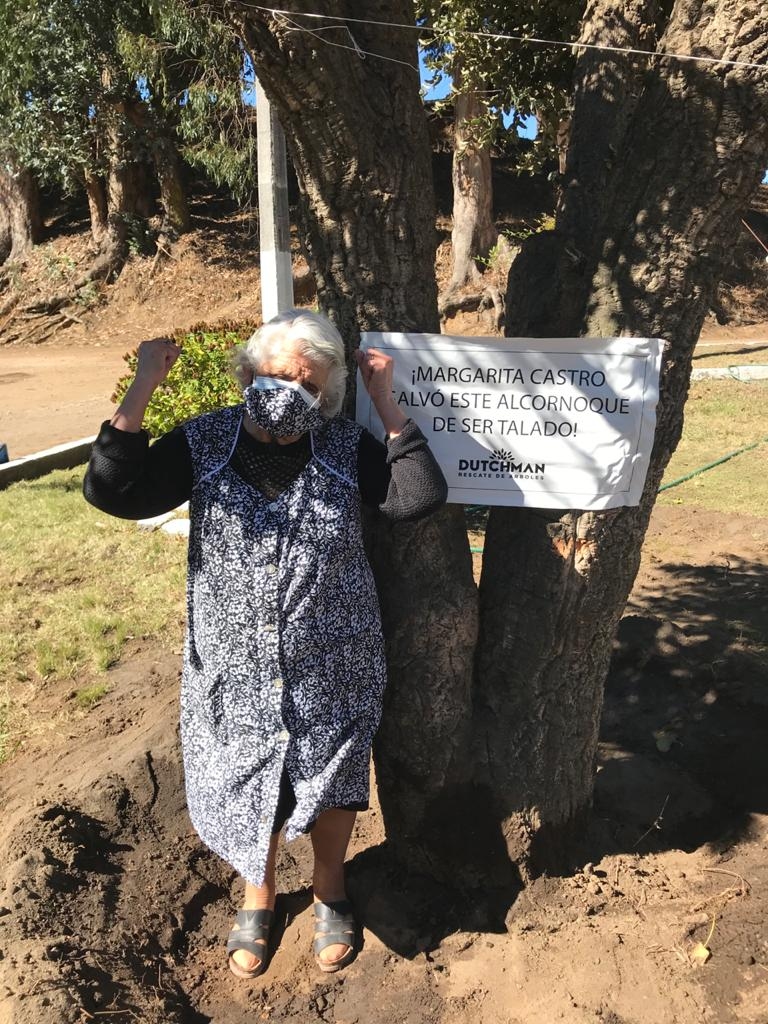 Margarita Castro Junto A Arbol De Alcornoque