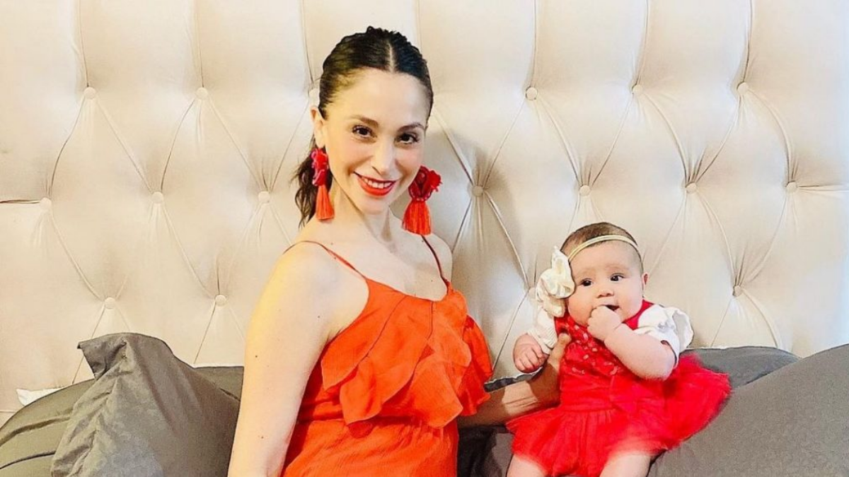 Yamna Lobos Celebro El Primer Cumpleanos De Su Hija Con Bella Sesion Fotografica