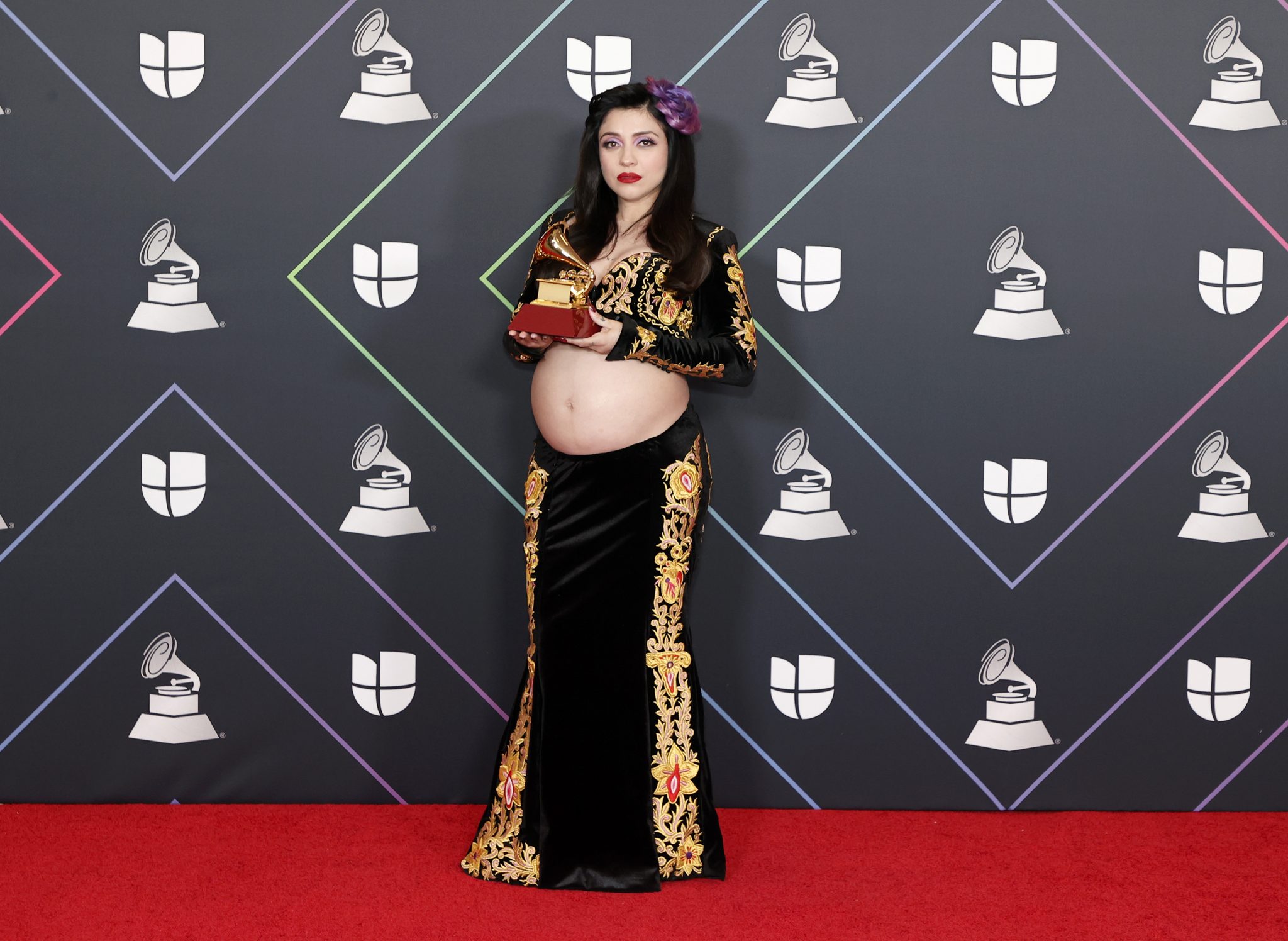 Mon Laferte gana el cuarto Grammy de su carrera y sorprende con su look ...