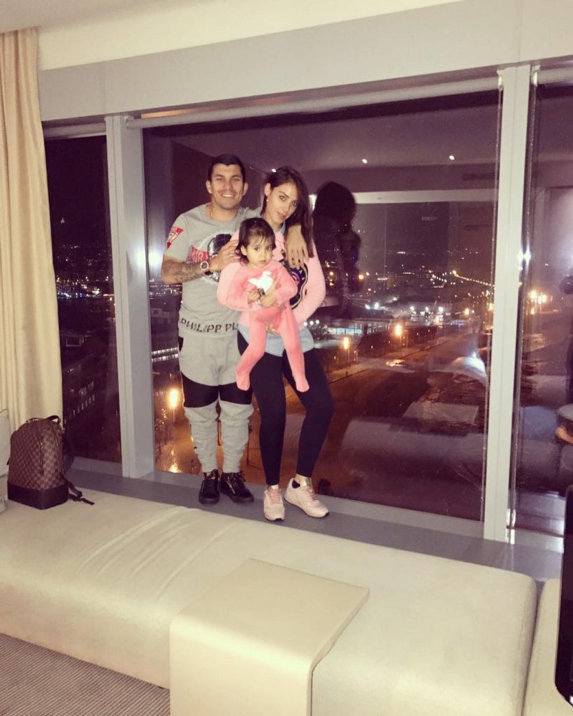 pareja e hija de Gary Medel