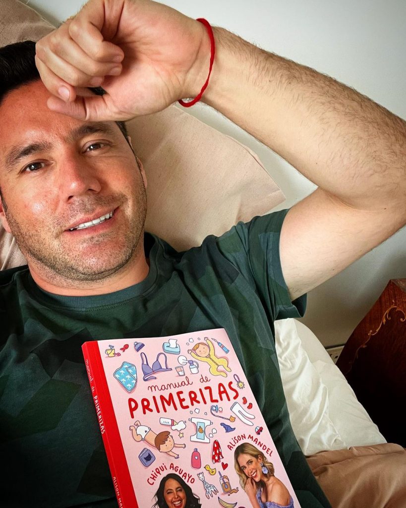 Pancho Saavedra leyendo Primerizas 