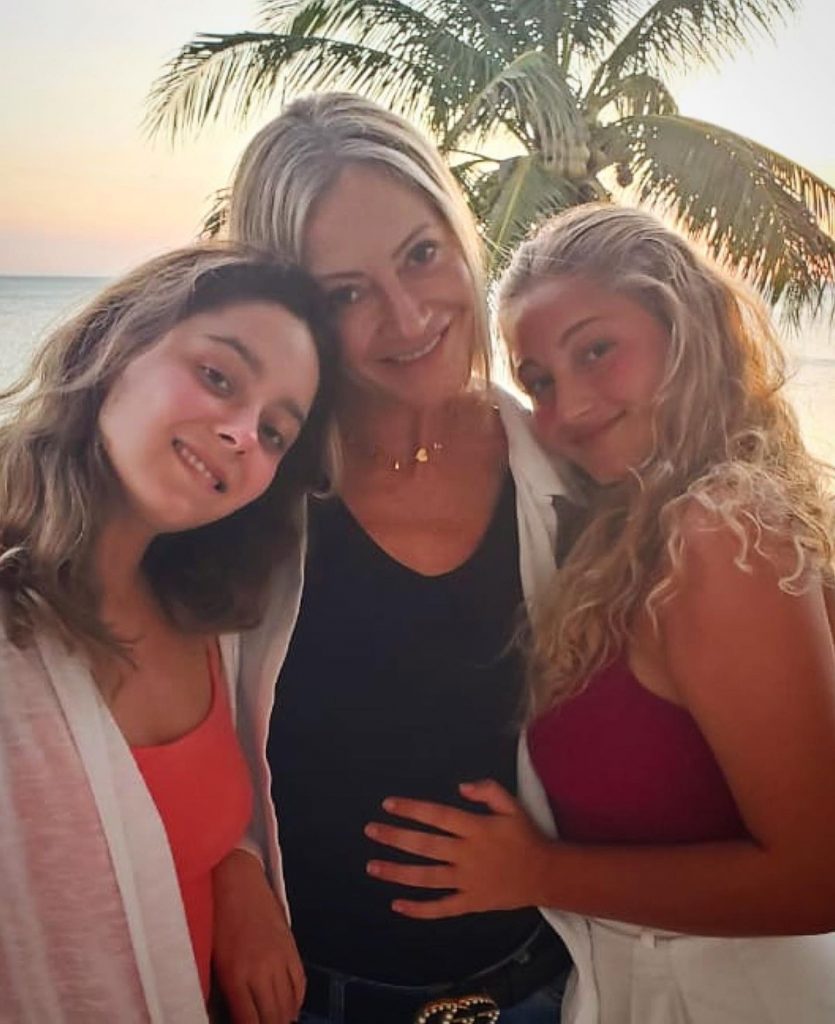 Marcela Vacarezza Y Sus Hijas