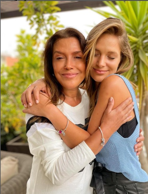 Mayte Rodríguez Y Su Madre Carolina Arregui Saludo