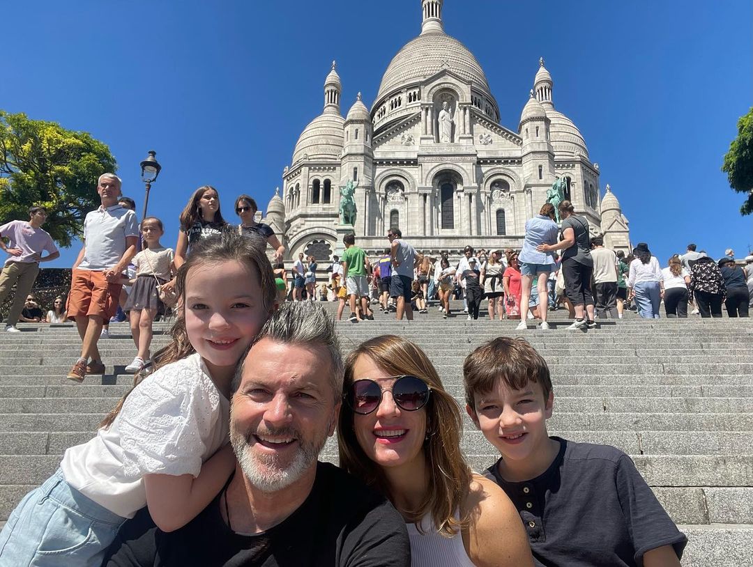 Diana Bolocco en Francia junto a su familia 