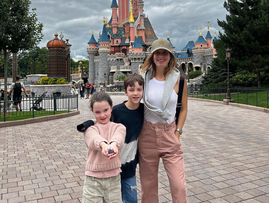 Diana Bolocco en Francia junto a su familia 