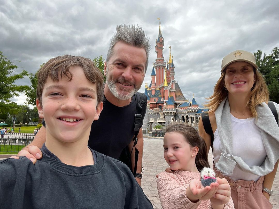 Diana Bolocco en Francia junto a su familia 