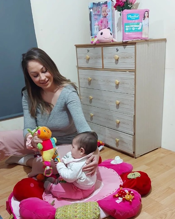 Ingrid Aceitón Junto A Su Hija