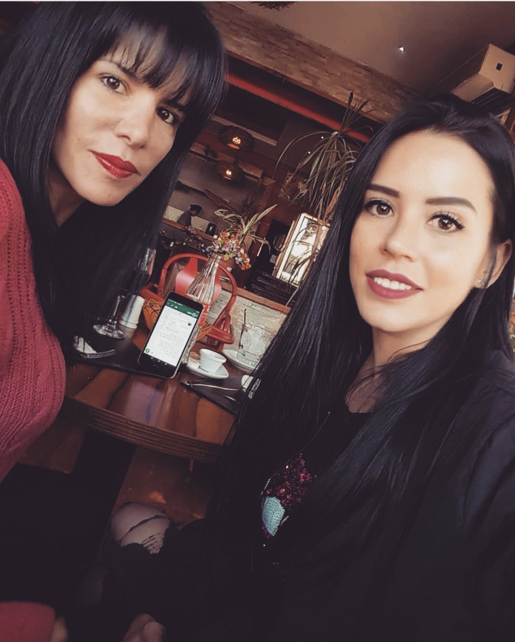 Anita y Angie Alvarado