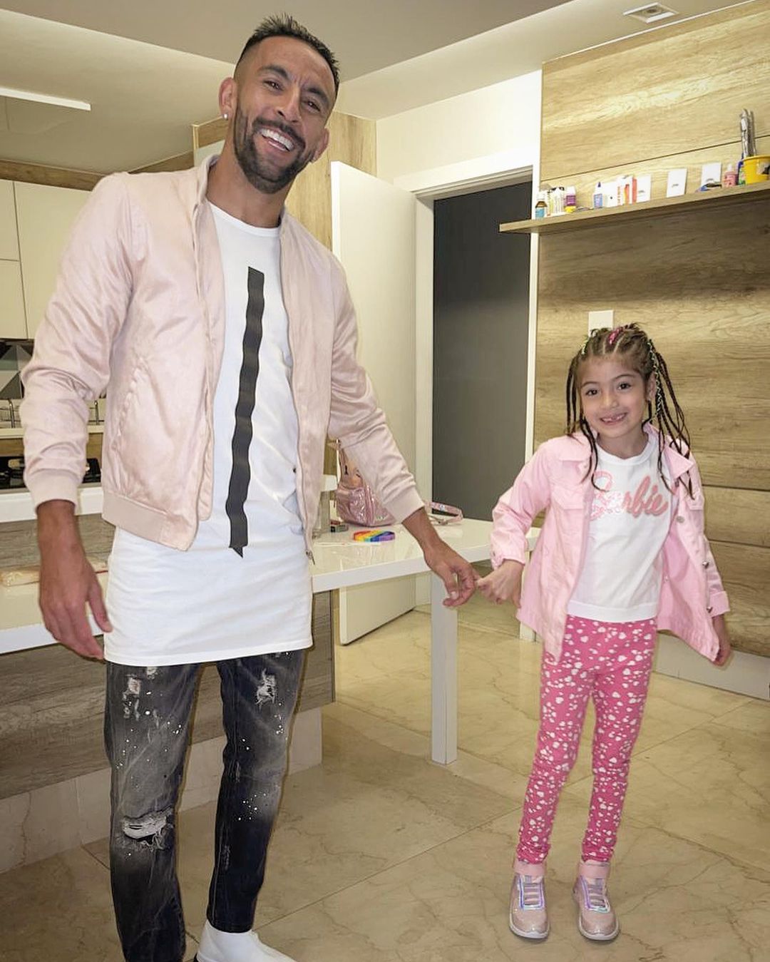 Mauricio Isla y su hija mayor 