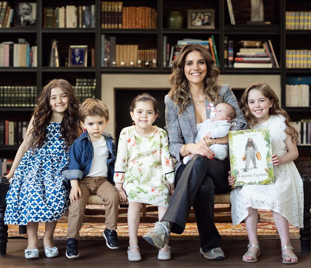 María Luisa Godoy y sus cinco hijos 