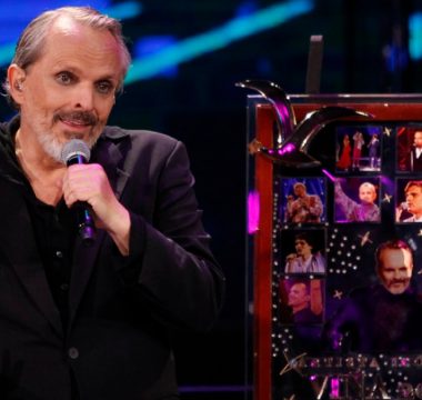 ¿Cómo Nació La Idea Del Curioso Collage Que Recibió Miguel Bosé En El Festival De Viña_