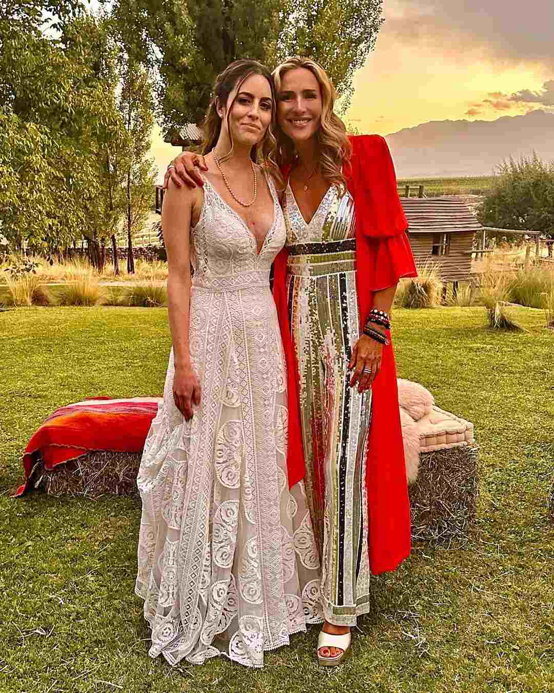 Angélica Castro Y La Hija De Beto Cuevas