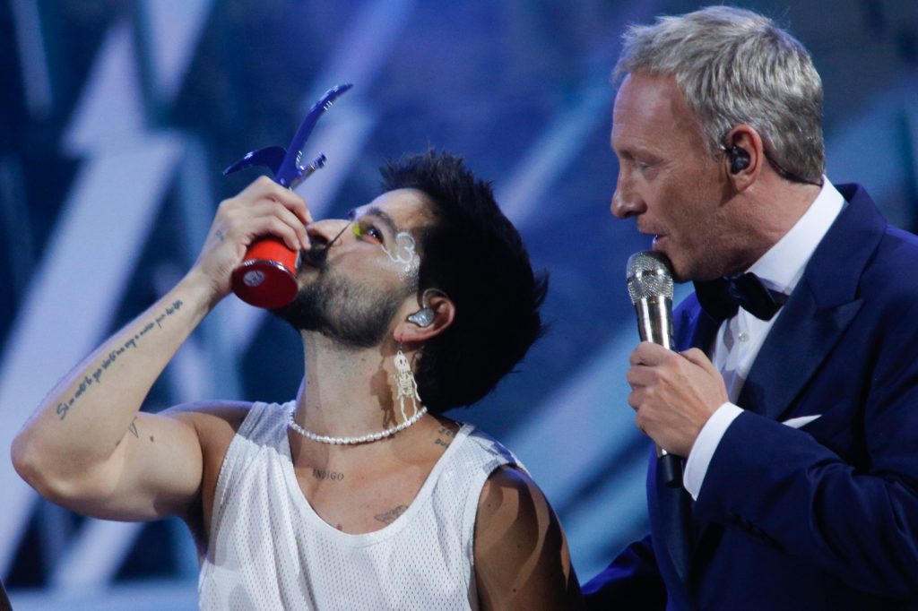 Camilo recibe gaviota de plata en el festival de viña