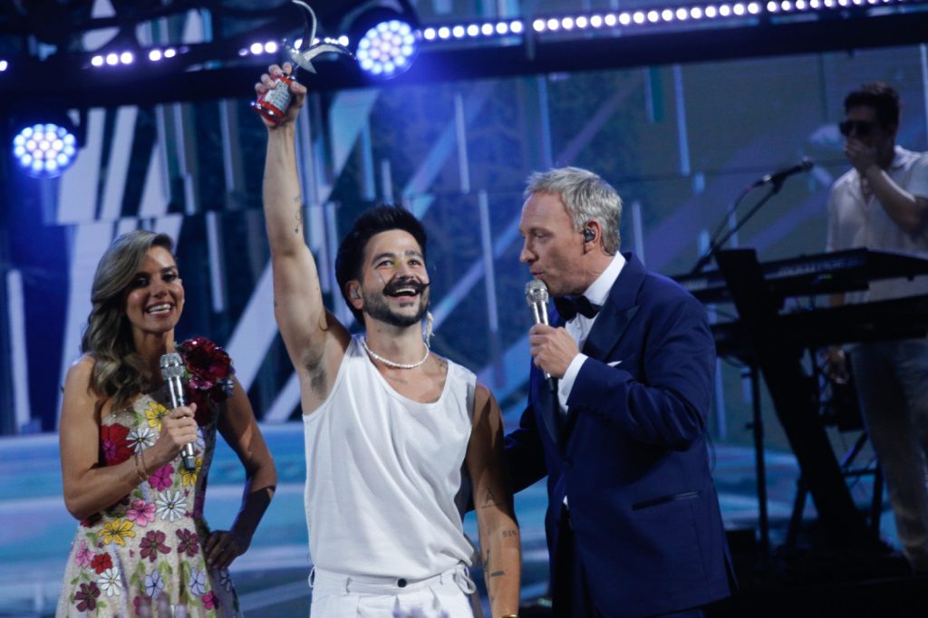 Camilo recibe gaviota de plata en el festival de viña