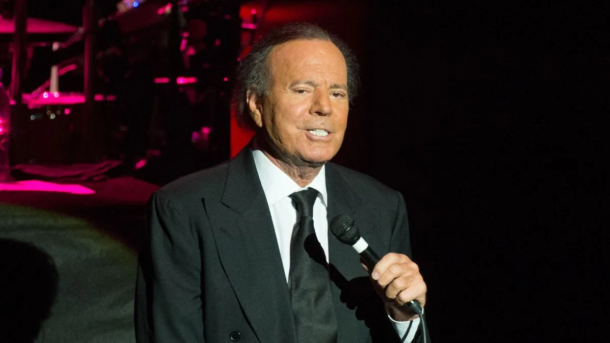 Julio Iglesias Aeropuerto (1)