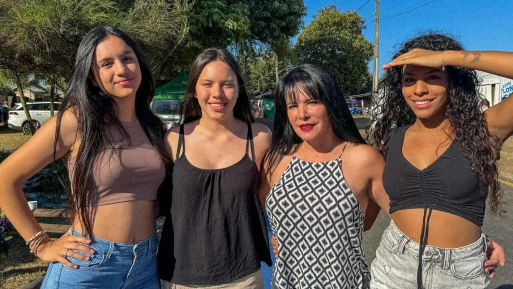 Anita Alvarado Y Sus Hijas