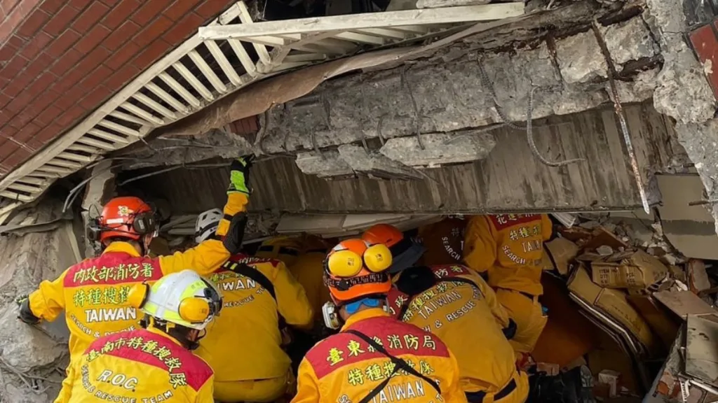 Bomberos en Terremoto en Taiwán 
