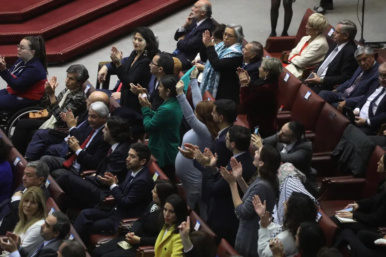 Senadores que protagonizan millonarias sumas en gastos telefónicos.