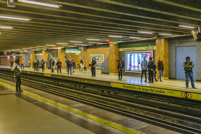 Cierre del acceso de otra estación del Metro de Santiago en la línea 2.