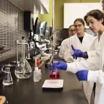Mujeres y niñas en la Ciencia. Foto referencial