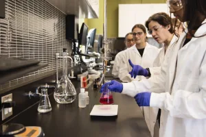 Mujeres y niñas en la Ciencia. Foto referencial