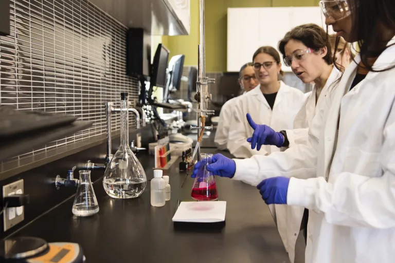 Mujeres y niñas en la Ciencia. Foto referencial