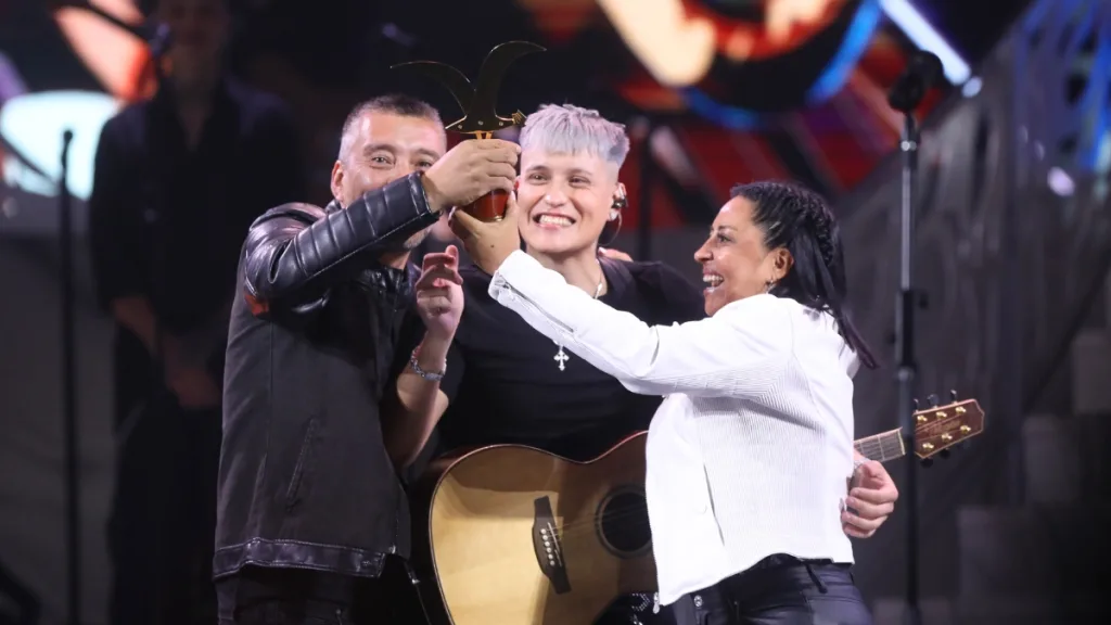 La Emotiva Entrega De Gaviotas A Kidd Voodoo El Cantante Nacional Recibió Los Premios De Sus Padres En El Escenario
