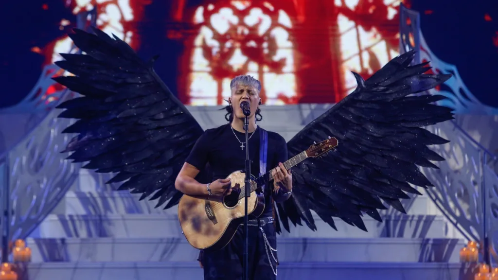 La Emotiva Entrega De Gaviotas A Kidd Voodoo El Cantante Nacional Recibió Los Premios De Sus Padres En El Escenario (2)