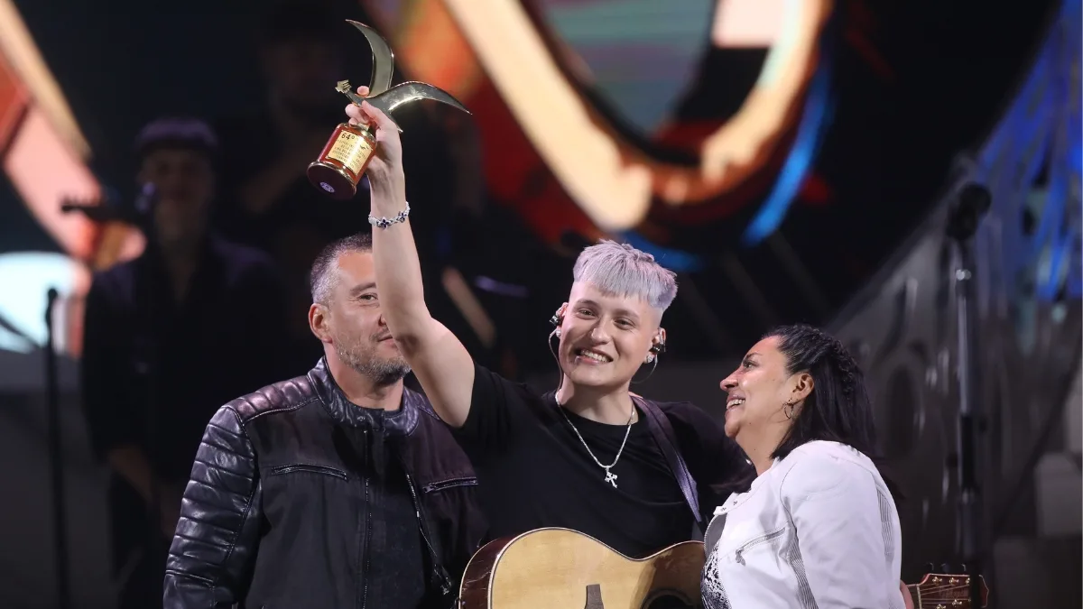La Emotiva Entrega De Gaviotas A Kidd Voodoo El Cantante Nacional Recibió Los Premios De Sus Padres En El Escenario (4)