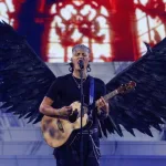 La Emotiva Entrega De Gaviotas A Kidd Voodoo El Cantante Nacional Recibió Los Premios De Sus Padres En El Escenario (2)