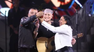 La Emotiva Entrega De Gaviotas A Kidd Voodoo El Cantante Nacional Recibió Los Premios De Sus Padres En El Escenario