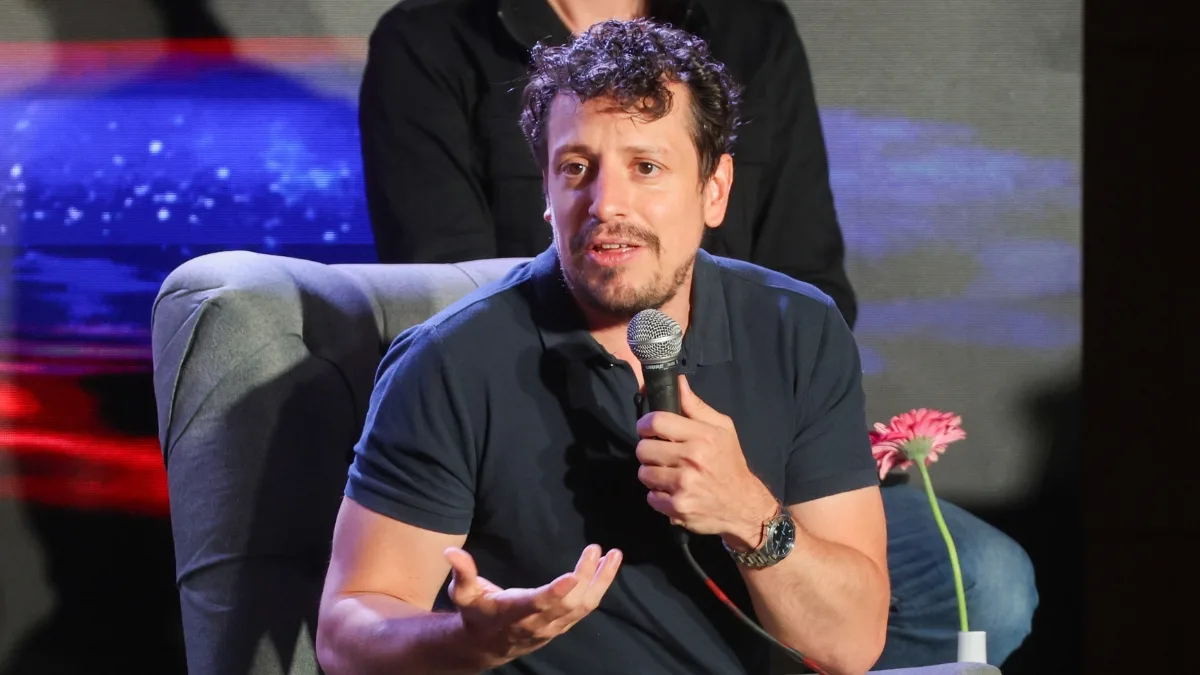 Tremendo Talento Paolo Bartolameolli, Director Chileno De La Filarmónica De Santiago, Llenó De Elogios Al Cantante Urbano (1)
