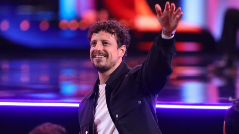 Tremendo Talento Paolo Bartolameolli, Director Chileno De La Filarmónica De Santiago, Llenó De Elogios Al Cantante Urbano 2