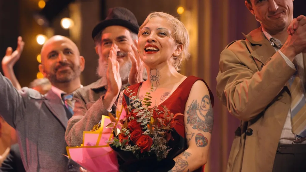 Mon Laferte Triunfó En Su Debut En El Musical Cabaret” En México