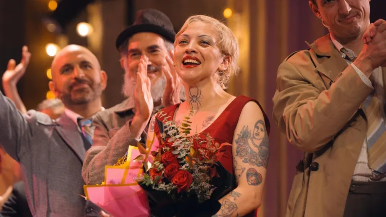 Mon Laferte Triunfó En Su Debut En El Musical Cabaret” En México