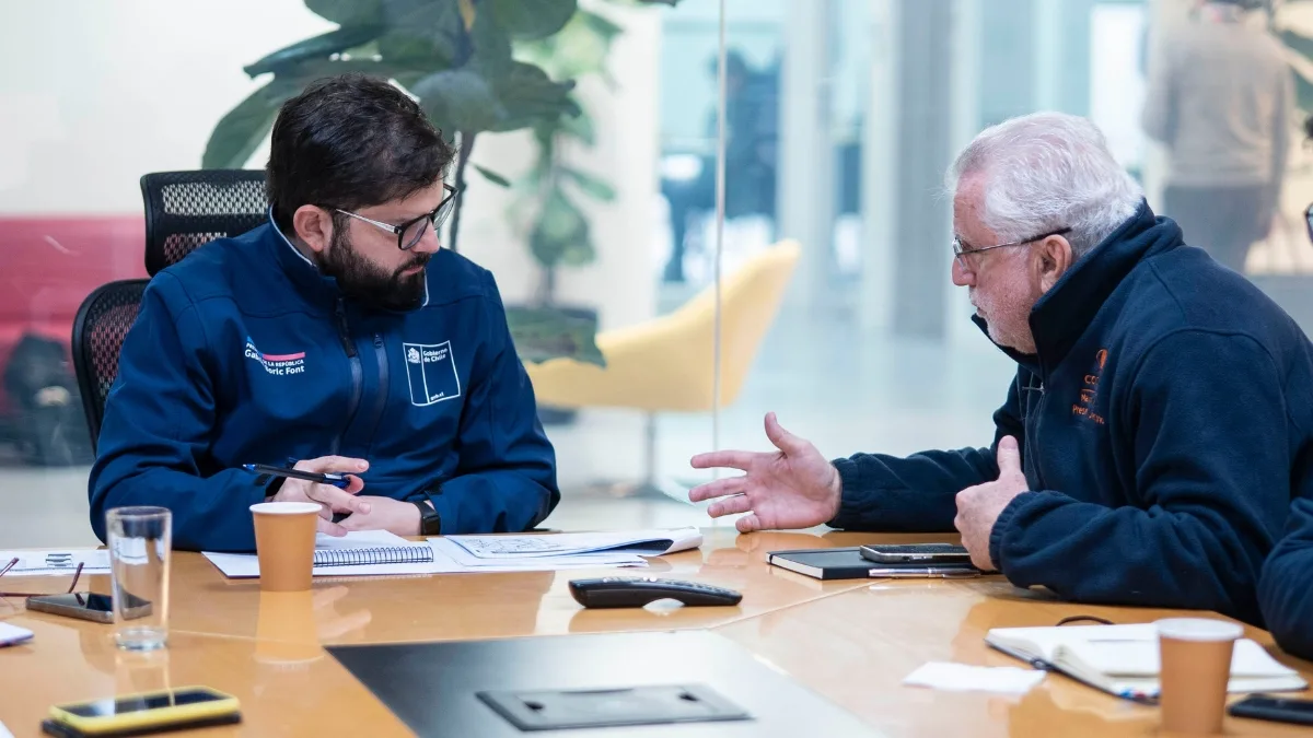 El presidente chileno, Gabriel Boric, visitó el lugar el sábado por la mañana para reunirse con los familiares de las víctimas y conocer de primera mano el avance de las labores