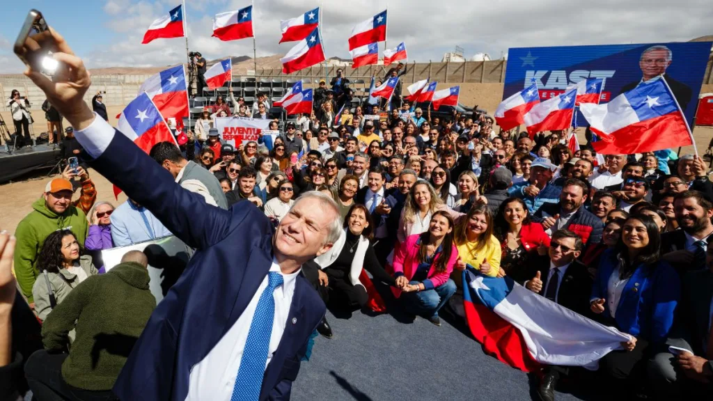 José Antonio Kast candidato a la presidencia de Chile lidera encuesta Cadem de agosto.