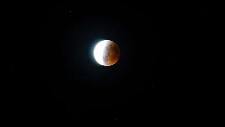 Eclipse solar en Chile: Fecha y hora para ver el último fenómeno del año