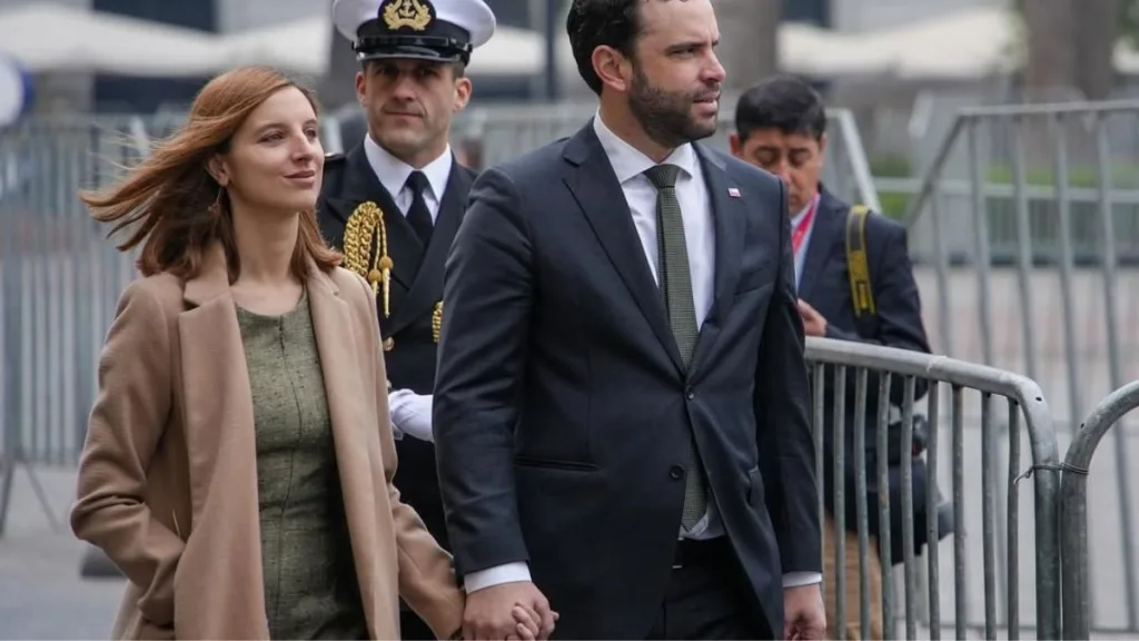 Subsecretario de la Defensa Ricardo Montero junto a la actriz Paula Luchsinger agarrados de la mano