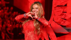 Sabor Latino En La Pasarela Karol G Cantó Y Desfiló Como Un Ángel En Victoria’s Secret Show (1)