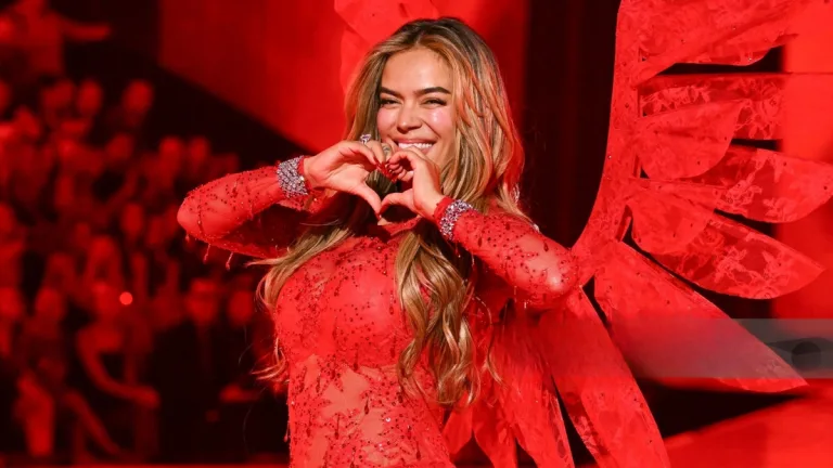 Sabor Latino En La Pasarela Karol G Cantó Y Desfiló Como Un Ángel En Victoria’s Secret Show (1)