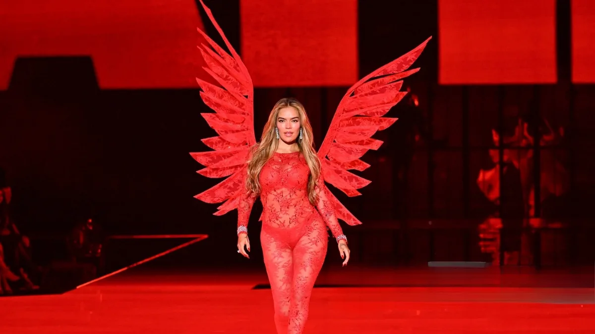 Sabor Latino En La Pasarela Karol G Cantó Y Desfiló Como Un Ángel En Victoria’s Secret Show