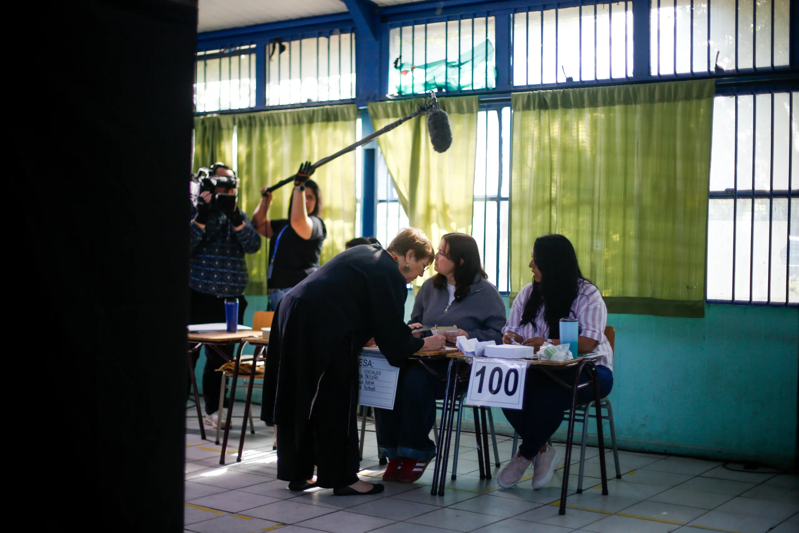 Michelle Bachelet Realiza Su Votación En El Complejo Educacional La Reina