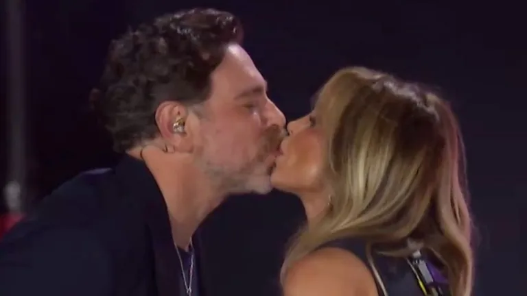 José Antonio Neme Y Eva Gómez Protagonizan Coqueto Beso En Teletón 2025 Parece Que Me Quedó Gustando