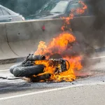 Mujer incendia su motocicleta en Independencia