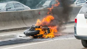 Mujer incendia su motocicleta en Independencia