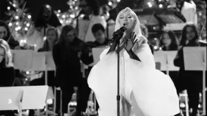 Christina Aguilera Deslumbra Con “Someday At Christmas” Y Anuncia Su Película Navideña Christmas In Paris (2)